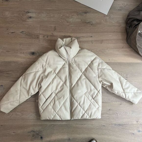 Abercrombie & Fitch Women's Cream Vegan Leather Diamond Puffer Jacket Medium - Picture 1 of 5